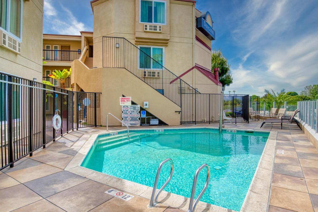 Days Inn By Wyndham קארסלבד מראה חיצוני תמונה