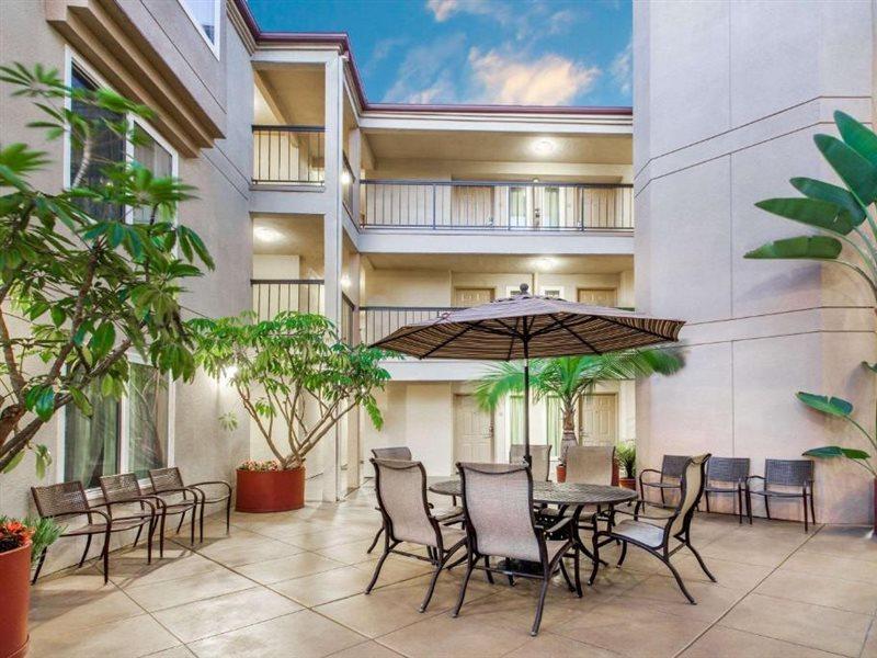 Days Inn By Wyndham קארסלבד מראה חיצוני תמונה