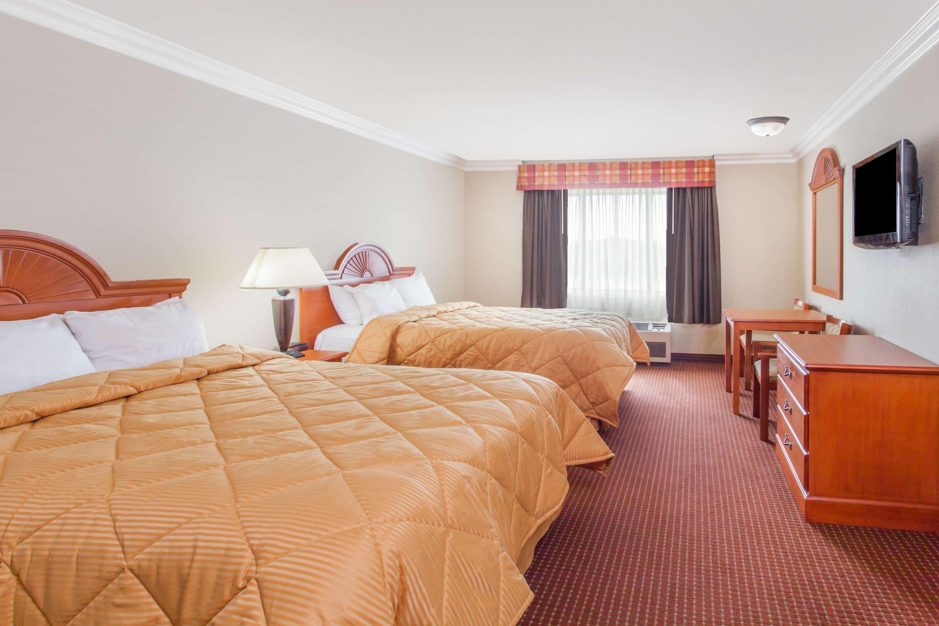 Days Inn By Wyndham קארסלבד מראה חיצוני תמונה