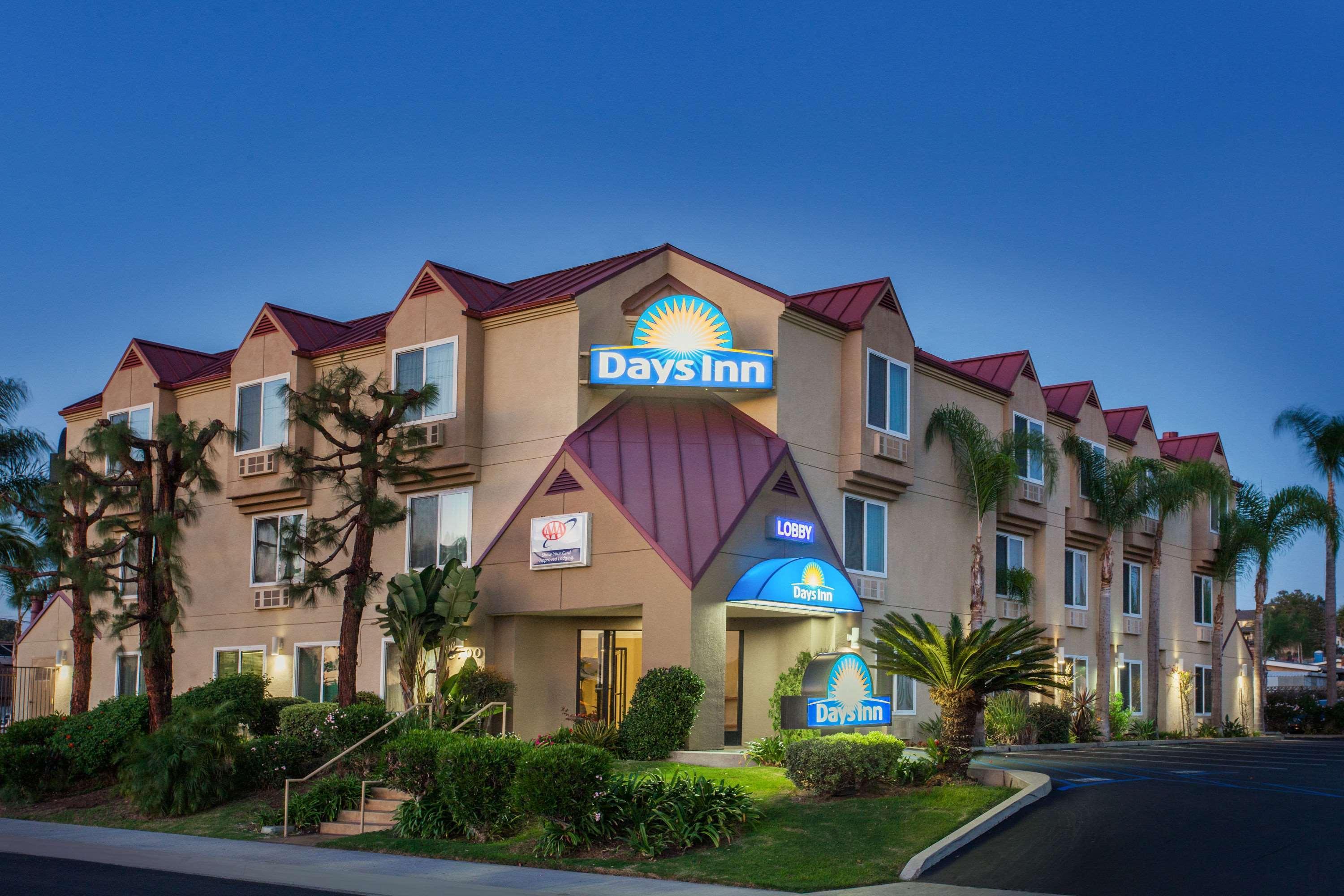 Days Inn By Wyndham קארסלבד מראה חיצוני תמונה