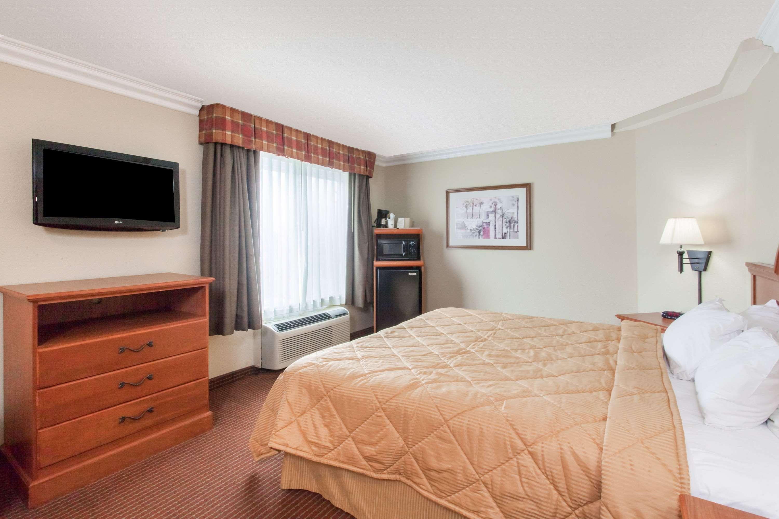 Days Inn By Wyndham קארסלבד מראה חיצוני תמונה