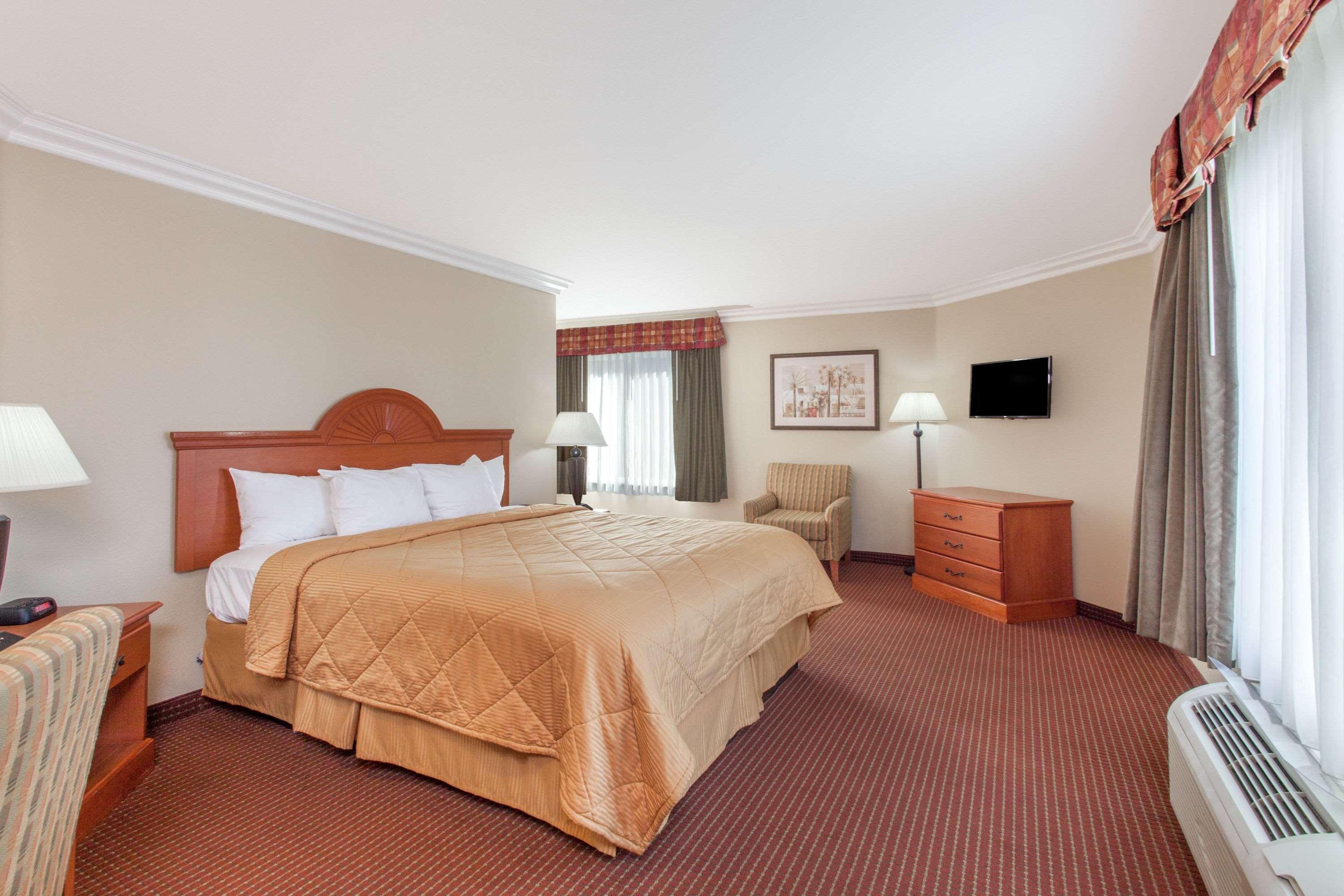 Days Inn By Wyndham קארסלבד מראה חיצוני תמונה