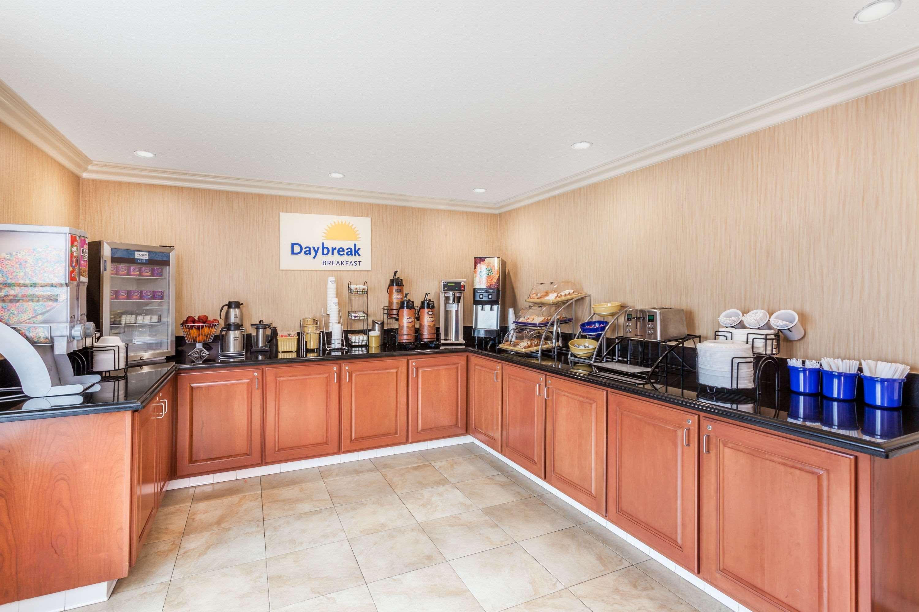 Days Inn By Wyndham קארסלבד מראה חיצוני תמונה