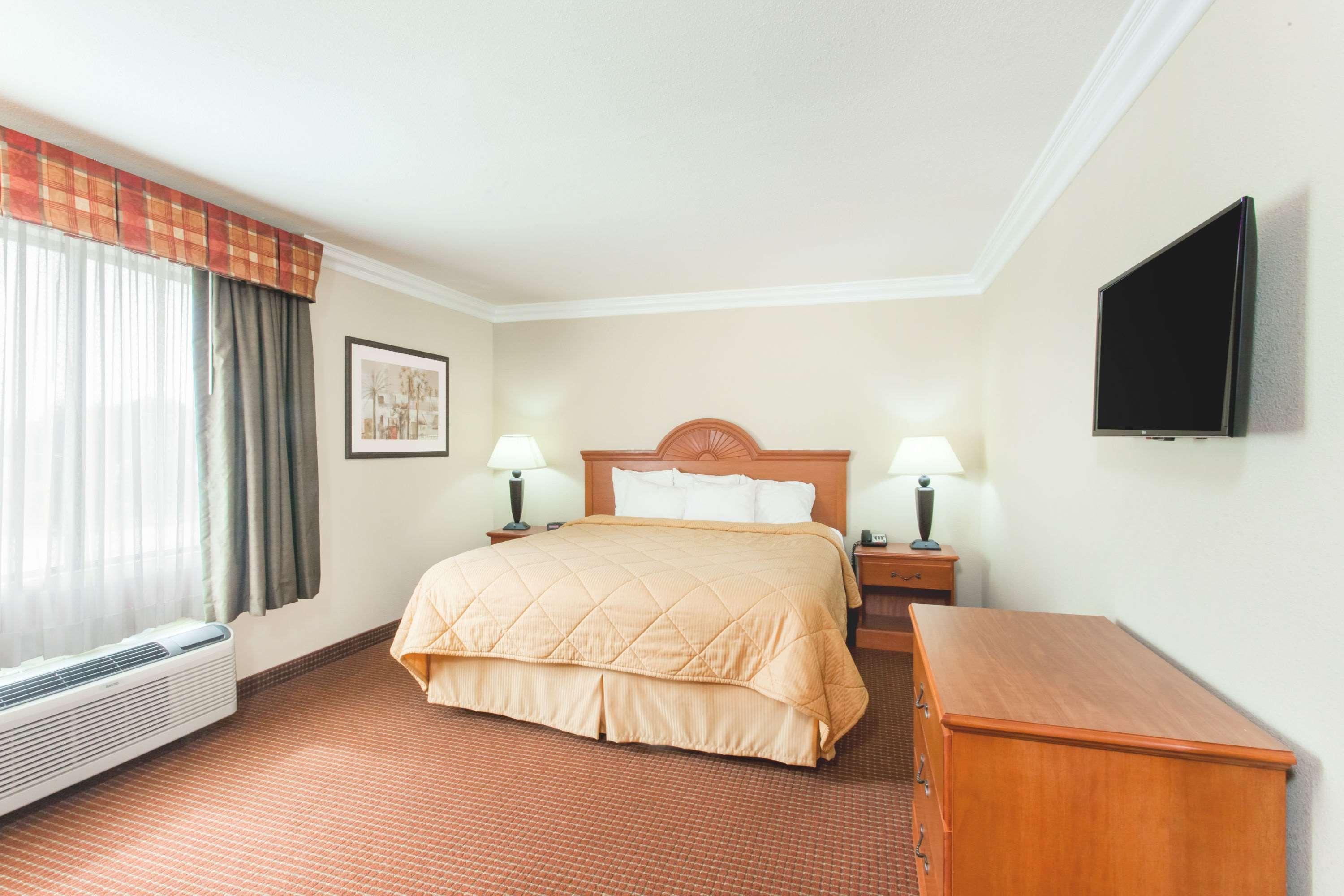 Days Inn By Wyndham קארסלבד מראה חיצוני תמונה