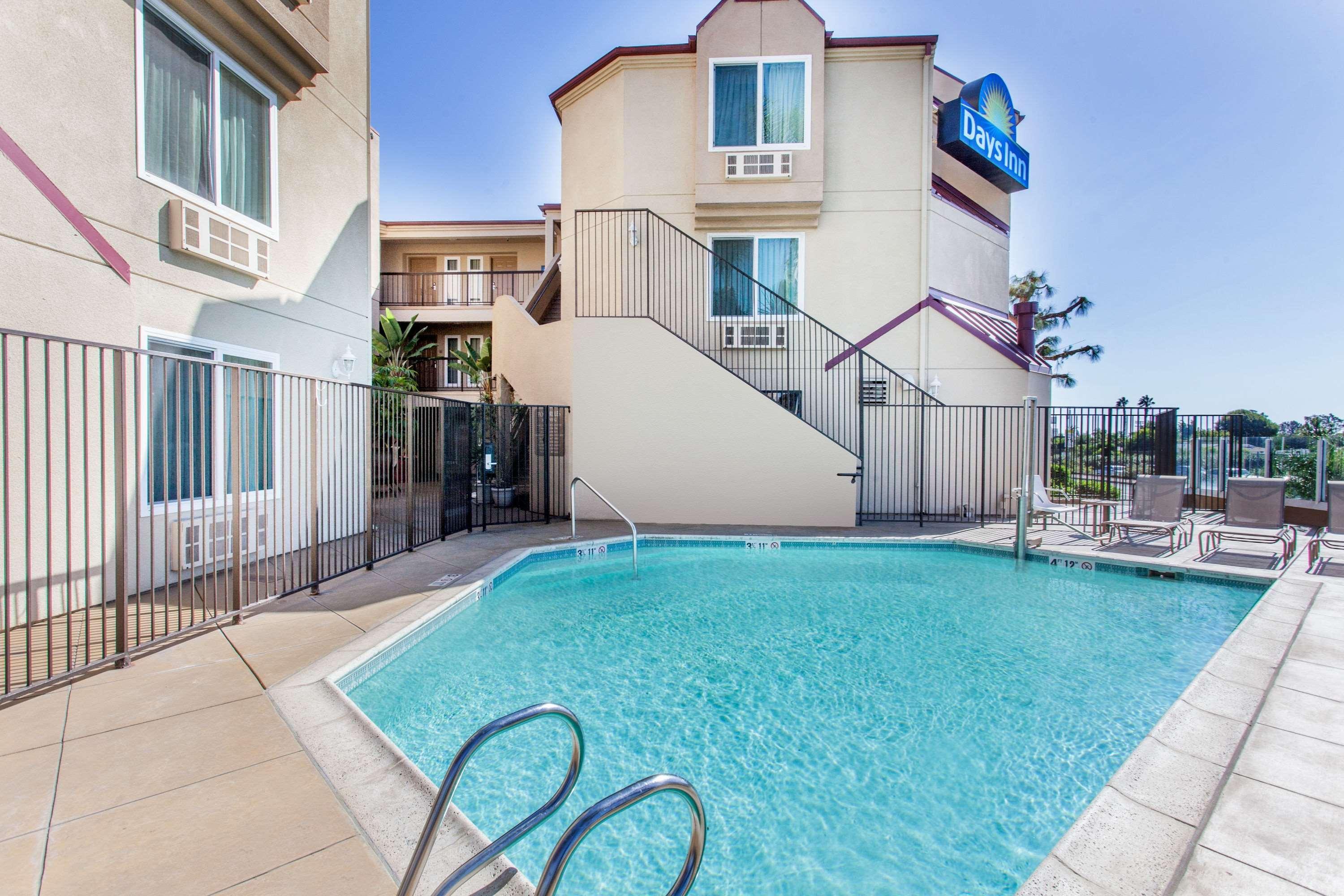 Days Inn By Wyndham קארסלבד מראה חיצוני תמונה