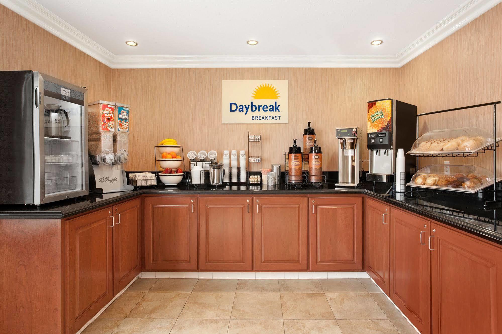 Days Inn By Wyndham קארסלבד מראה חיצוני תמונה