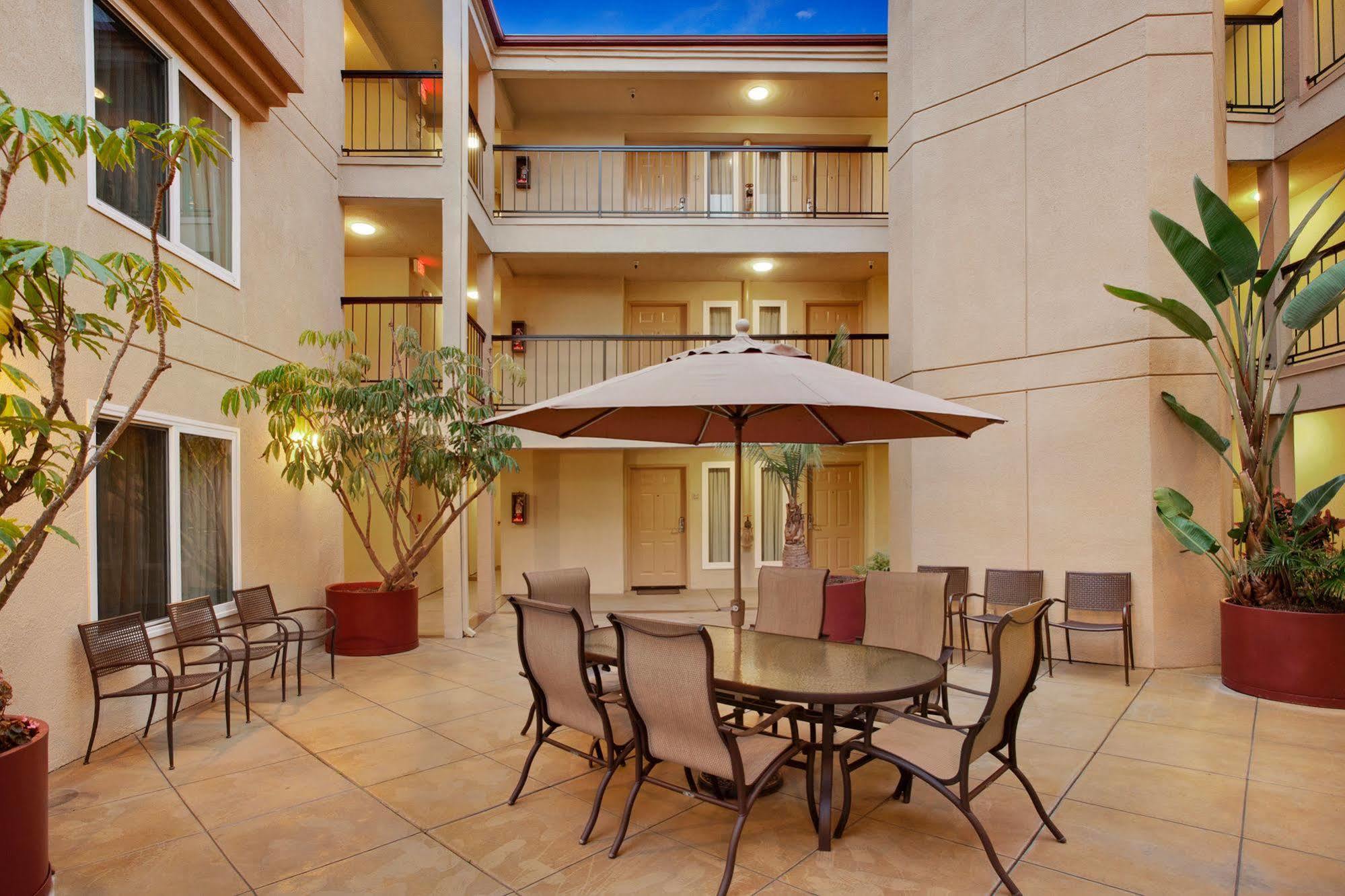 Days Inn By Wyndham קארסלבד מראה חיצוני תמונה