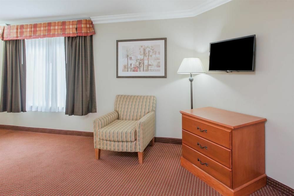 Days Inn By Wyndham קארסלבד מראה חיצוני תמונה