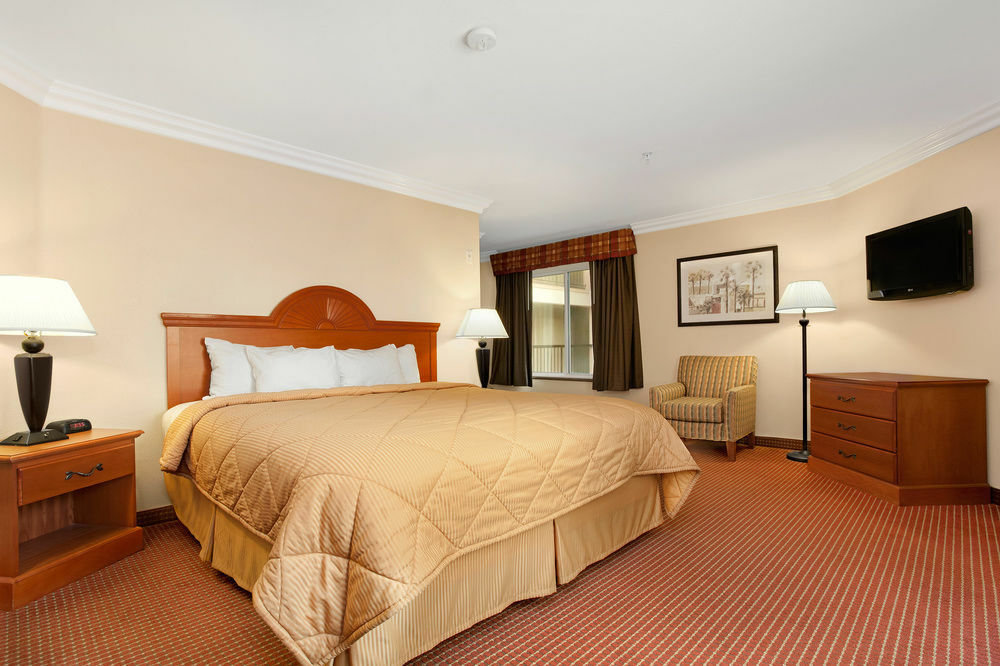 Days Inn By Wyndham קארסלבד מראה חיצוני תמונה